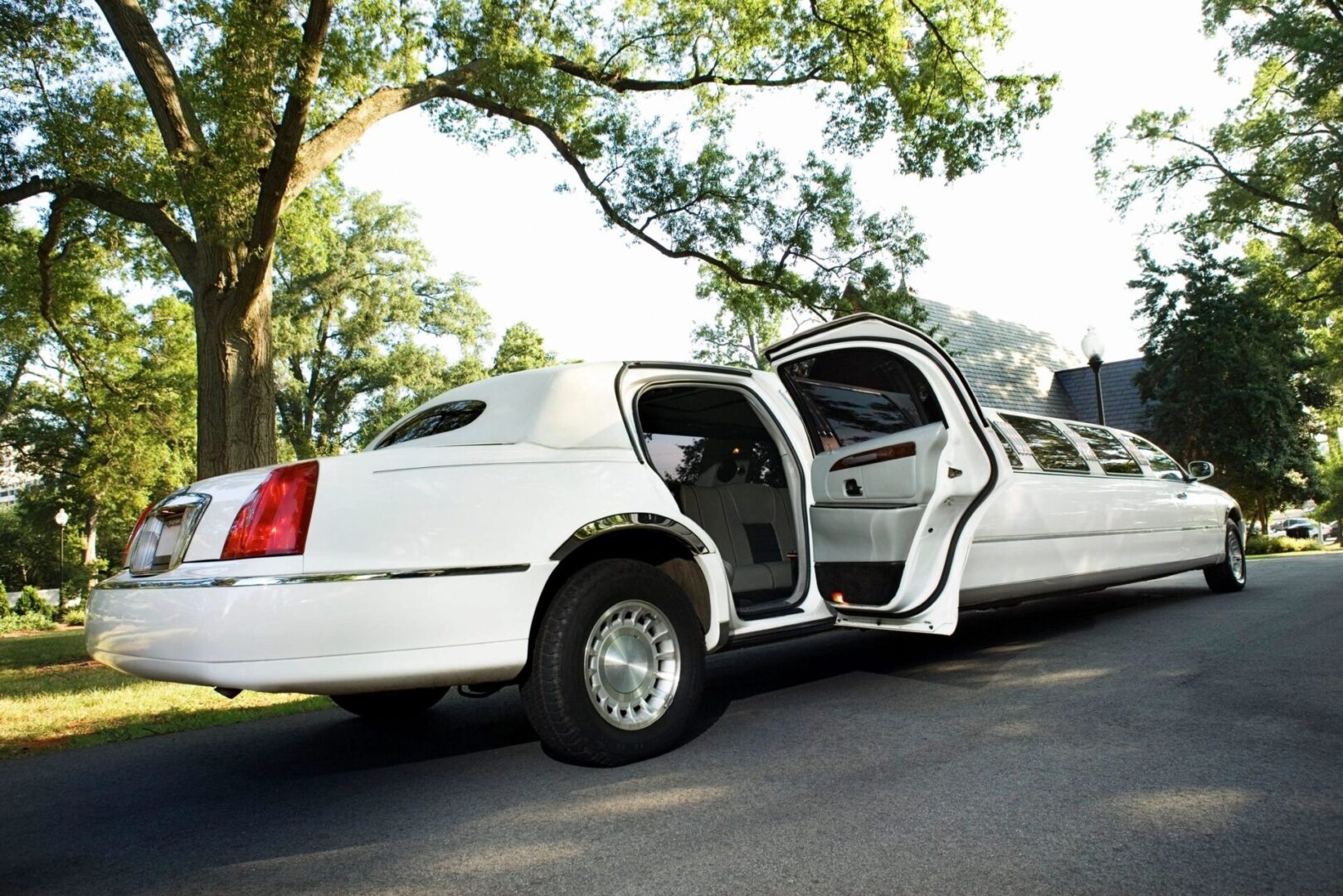Kansas City limousine, Limo, Kansas City, Transportation Service, chauffeur, Limousine Rental